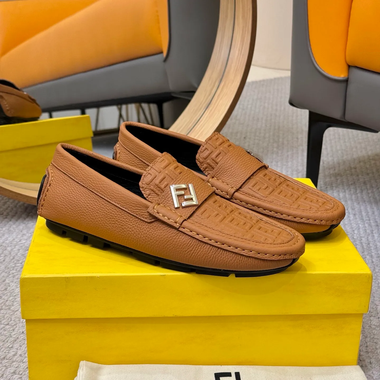 Men's shoes 💰420 [FENDI Fendi] 2⃣️0⃣️2⃣️5️⃣New Milan men's fashion lazy catwalk style ✅ fashionable casual beanie shoes, imported calfskin fabric, super smooth texture, sweat-absorbent and breathable, (sheepskin lining). Metal LOGO on the shoe body, Medusa avatar, irregular avatar, high-end craftsmanship logo✅ French Loft set foot design style 👟Low-key and elegant, great on-foot effect... Men's shoe size: 38-46 (4-12)
